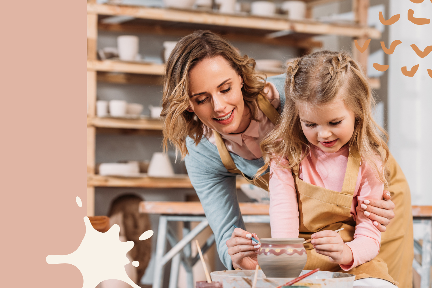 Mutter und Tochter bemalen gemeinsam eine Keramikschale im Atelier – kreativer Moment voller Freude beim Kindergeburtstag oder Töpfer-Workshop.