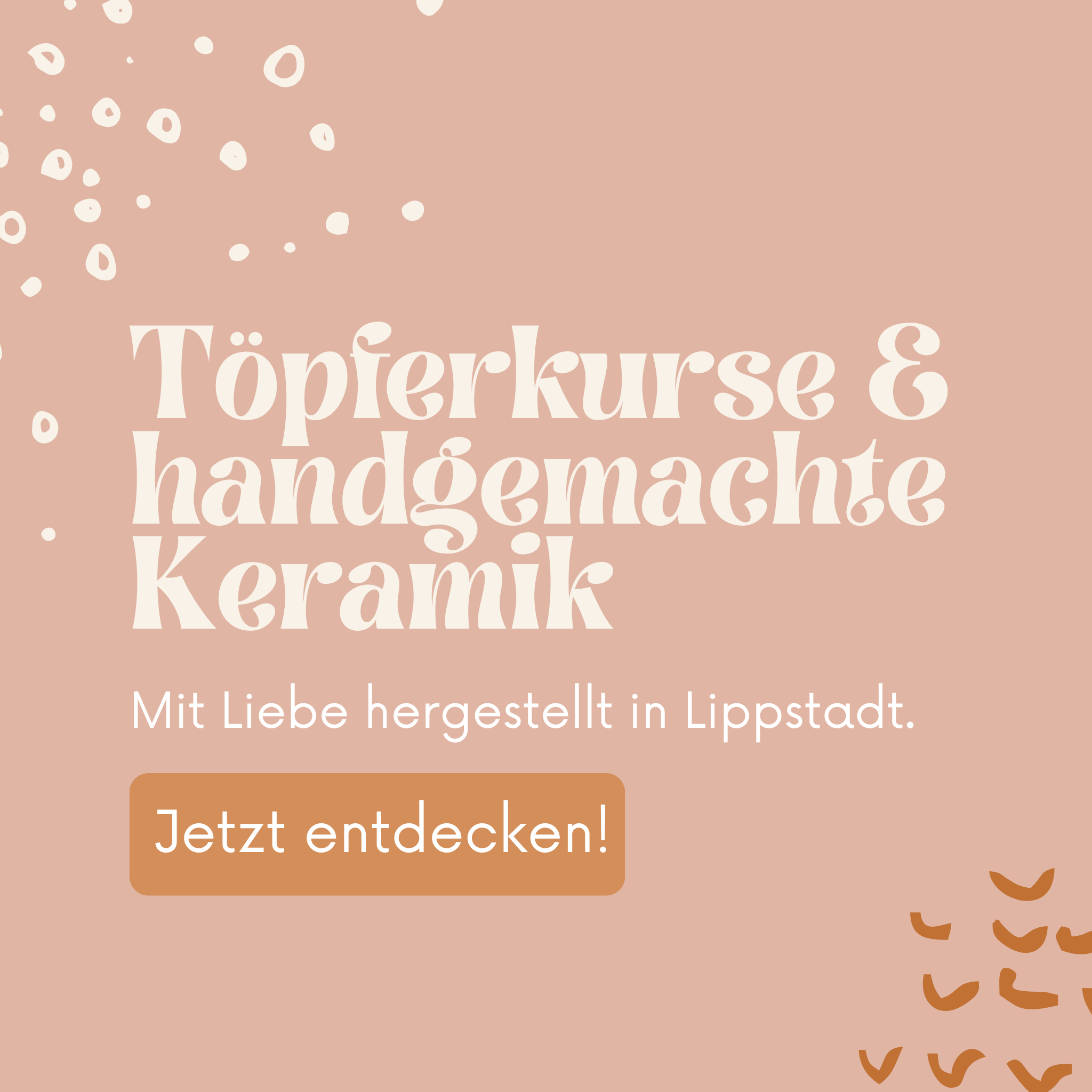 Töpferkurse und handgemachte Keramik – Schriftzug auf beigefarbenem Hintergrund mit grafischen Tonformen und dem Logo der Kneterei