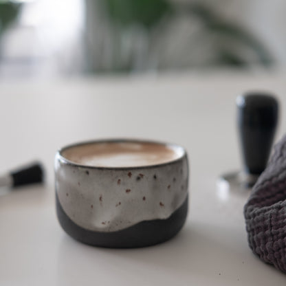 Handgemachter Cappuccino-Becher aus schwarzem Ton – Keramik Tasse in Weiß gesprenkelt