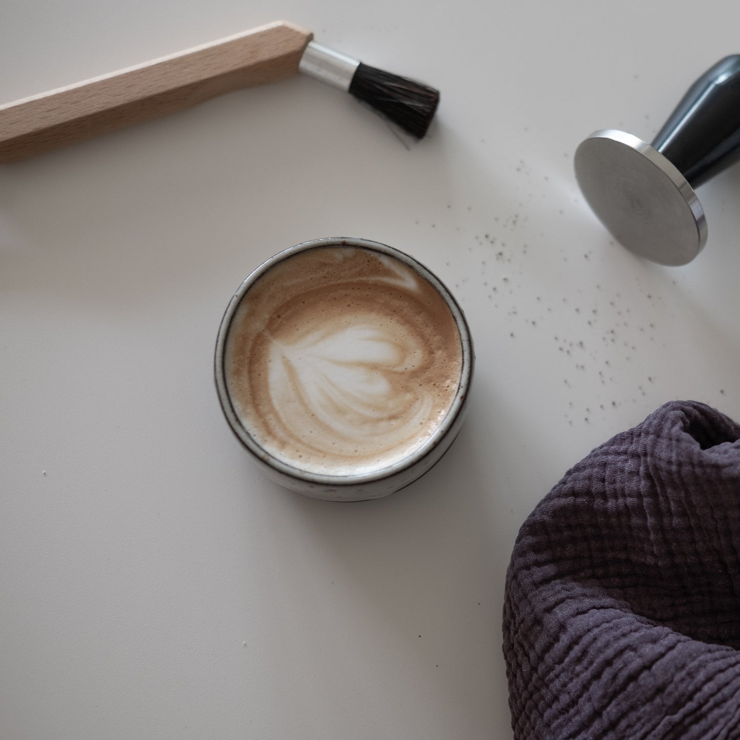 Handgemachter Cappuccino-Becher aus schwarzem Ton – Keramik Tasse in Weiß gesprenkelt