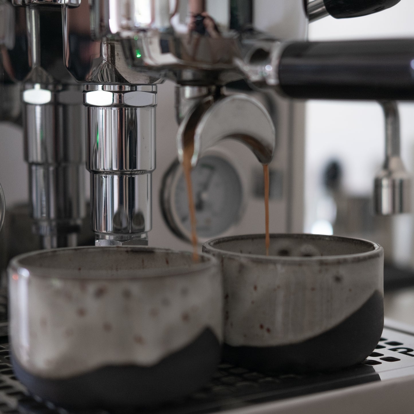 Handgemachter Cappuccino-Becher aus schwarzem Ton – Keramik Tasse in Weiß gesprenkelt