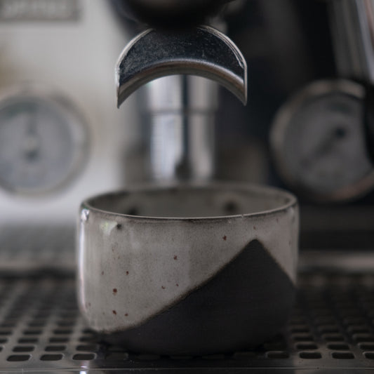 Handgemachter Cappuccino-Becher aus schwarzem Ton – Keramik Tasse in Weiß gesprenkelt