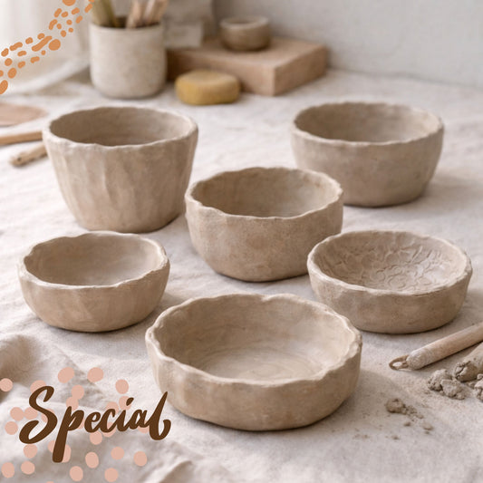 Zu sehen sind ein sechs handgeformte Schalen aus Ton, teilweise mit Mustern in einer hellen Umgebung. 